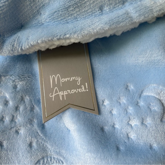 Amongst The Clouds irresistibly warm embossed swaddle blanket blue 0-3 months - Picture 5 of 8